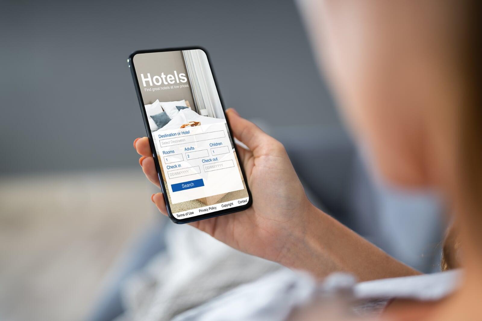 Los viajeros ya planifican con ChatGPT: cómo preparar tu hotel para un huésped que compara mejor